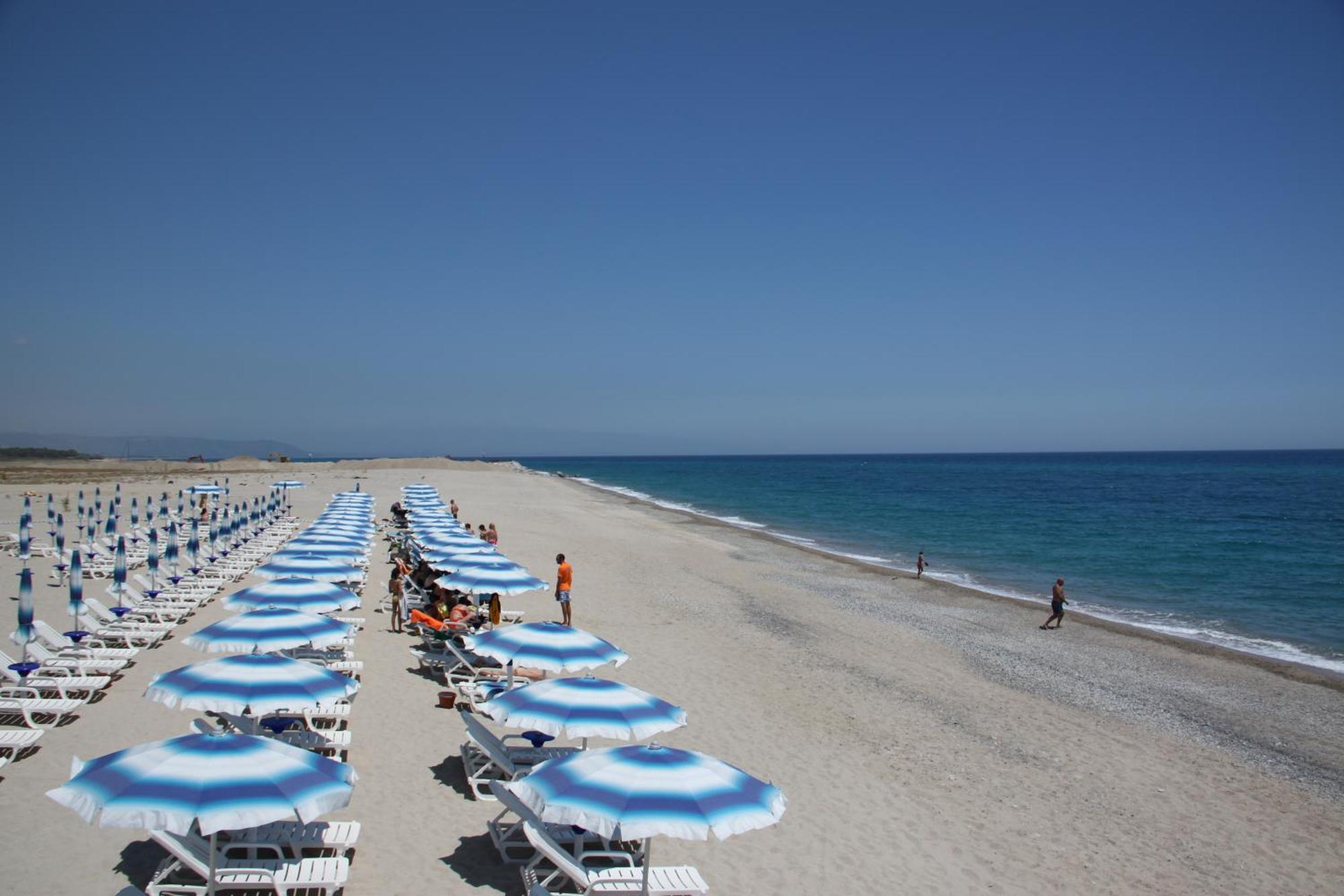 Club Esse Aquilia Beach Village Badolato Marina Exteriör bild