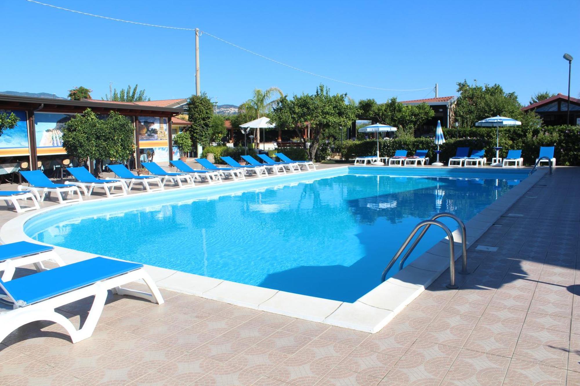 Club Esse Aquilia Beach Village Badolato Marina Exteriör bild
